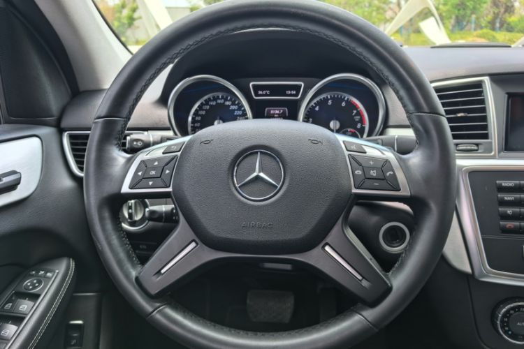 Used Mercedes-Benz M-Class 2014 ML 320 4MATIC Interior 2
