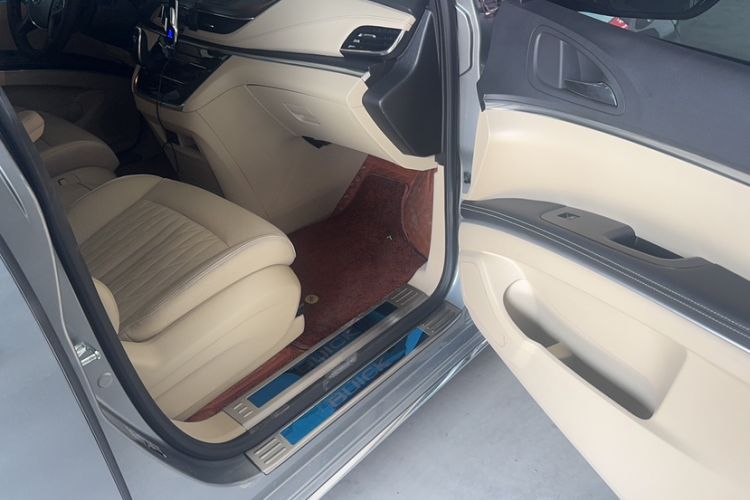 Used Buick GL8 2023 Facelifted Land Cruiser Executive Luxury Version