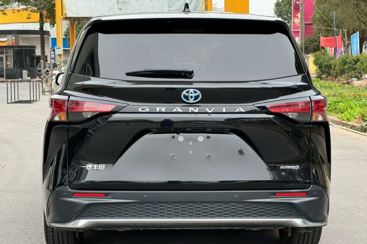 Used Toyota Granvia 2023 2.5L Hybrid Comfort Edition