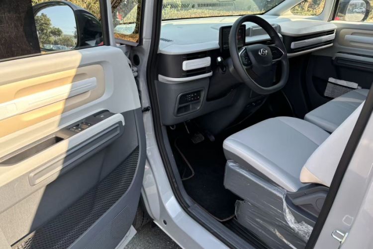 Used SAIC MAXUS Dana V1 2025 V1+ Short Wheelbase Low-Roof Multi-Function Version (42 kWh)