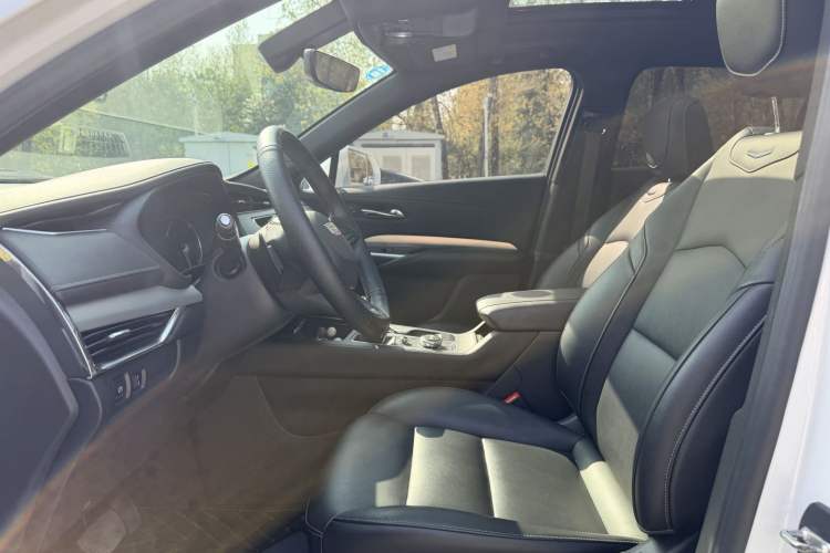 Used Cadillac XT4 2018 28T Two-Wheel Drive Leading Version Interior 3