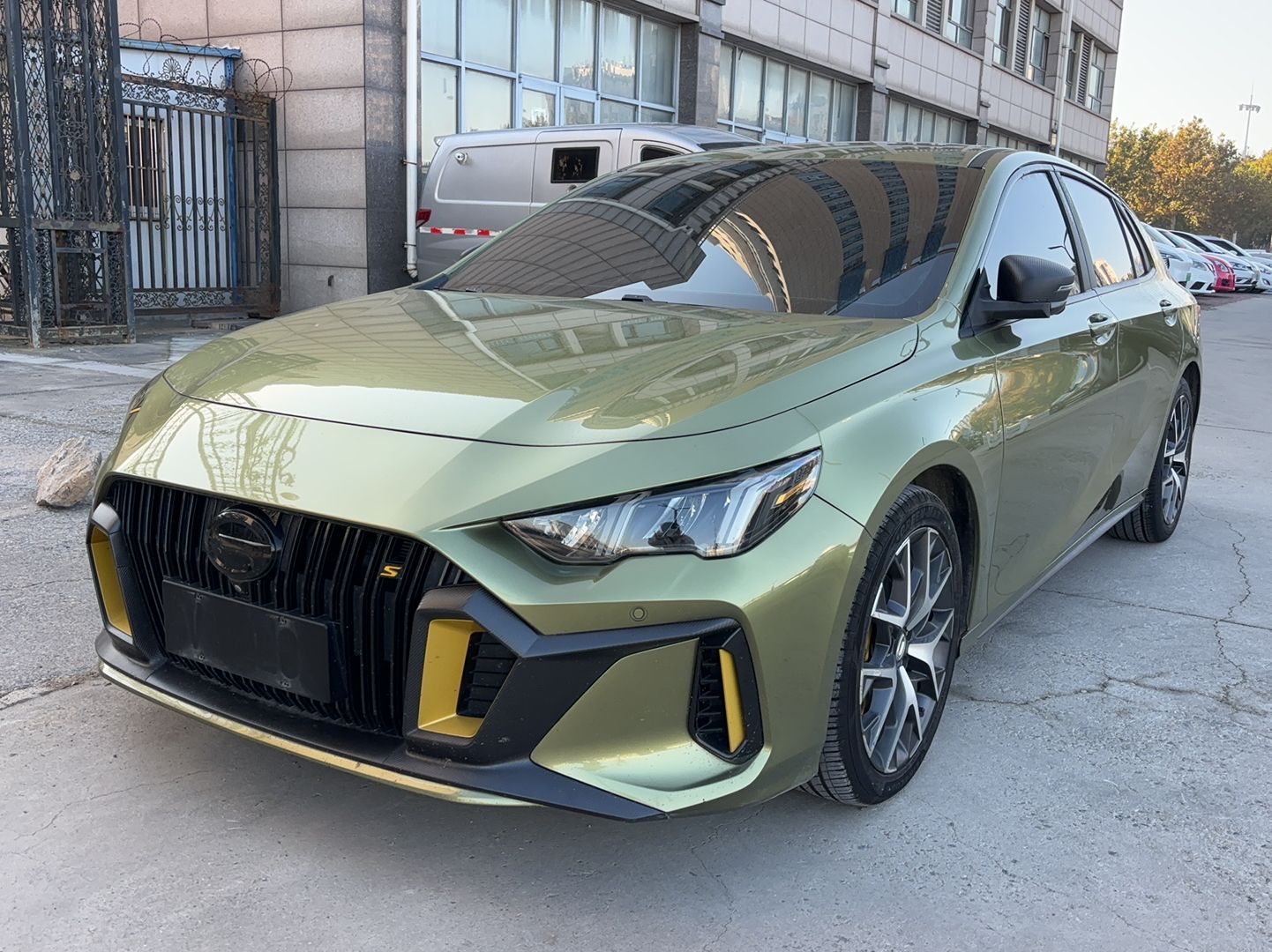 تحت مقدمة السيارة