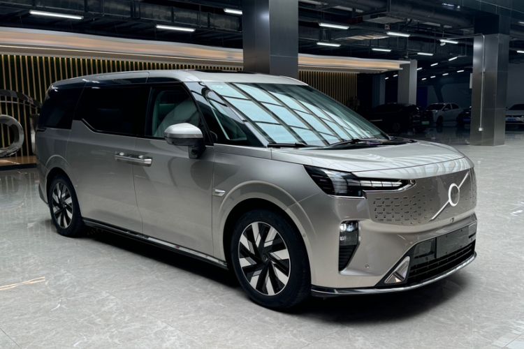 Used Volvo EM90 2025 Ultra Six-Seater