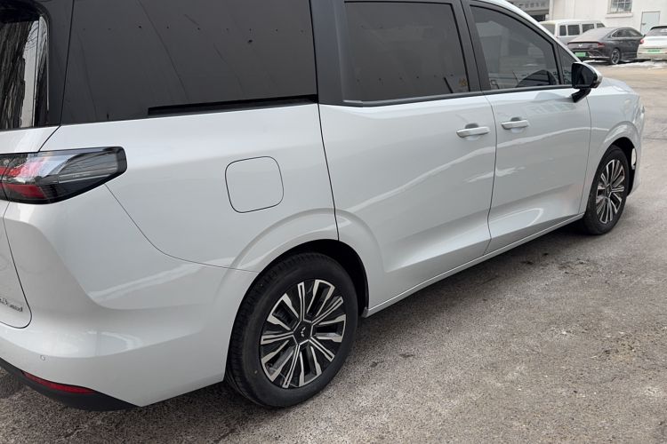 Used Wuling Wuling Starlight 730 2025 Model Plug-in Hybrid 125km Luxury Edition