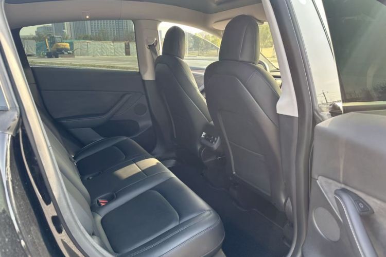 Used Tesla Model Y 2021 Standard Range Rear-Wheel Drive Version Interior 3