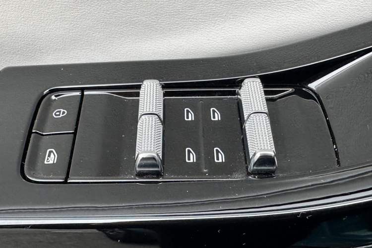 Used Geely Galaxy L6 2023 125km MAX Interior 4