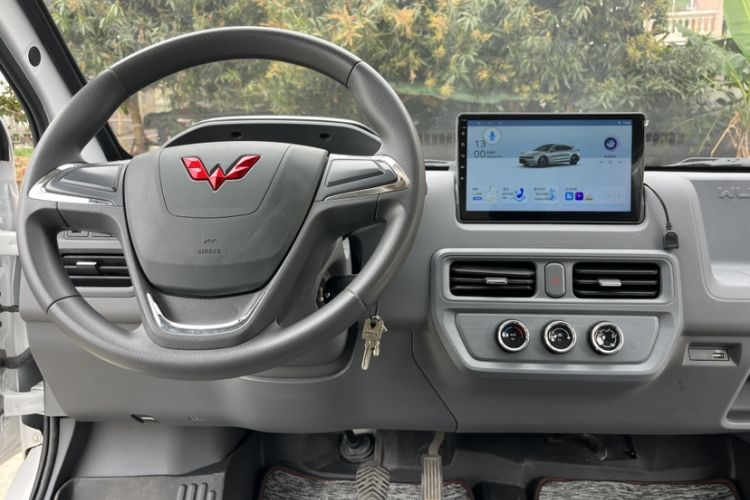 Used Wuling Yangguang 2024 300KM Comfort Version Passenger Van 75kW
