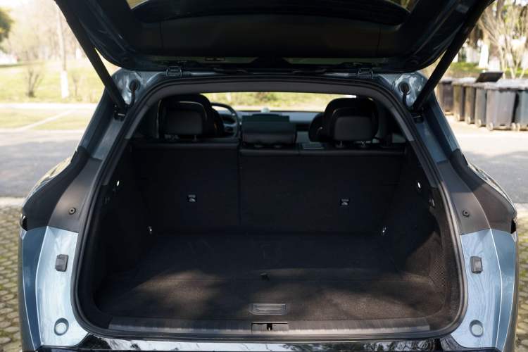 Used Zeekr 7X 2025 100 kWh Long-Range Rear-Wheel Drive with Intelligent Driving Features
