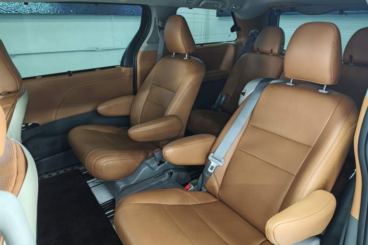 Used Toyota Sienna 2019 3.5L Two-Wheel Drive LE Trim 7 Seats U.S. Specification