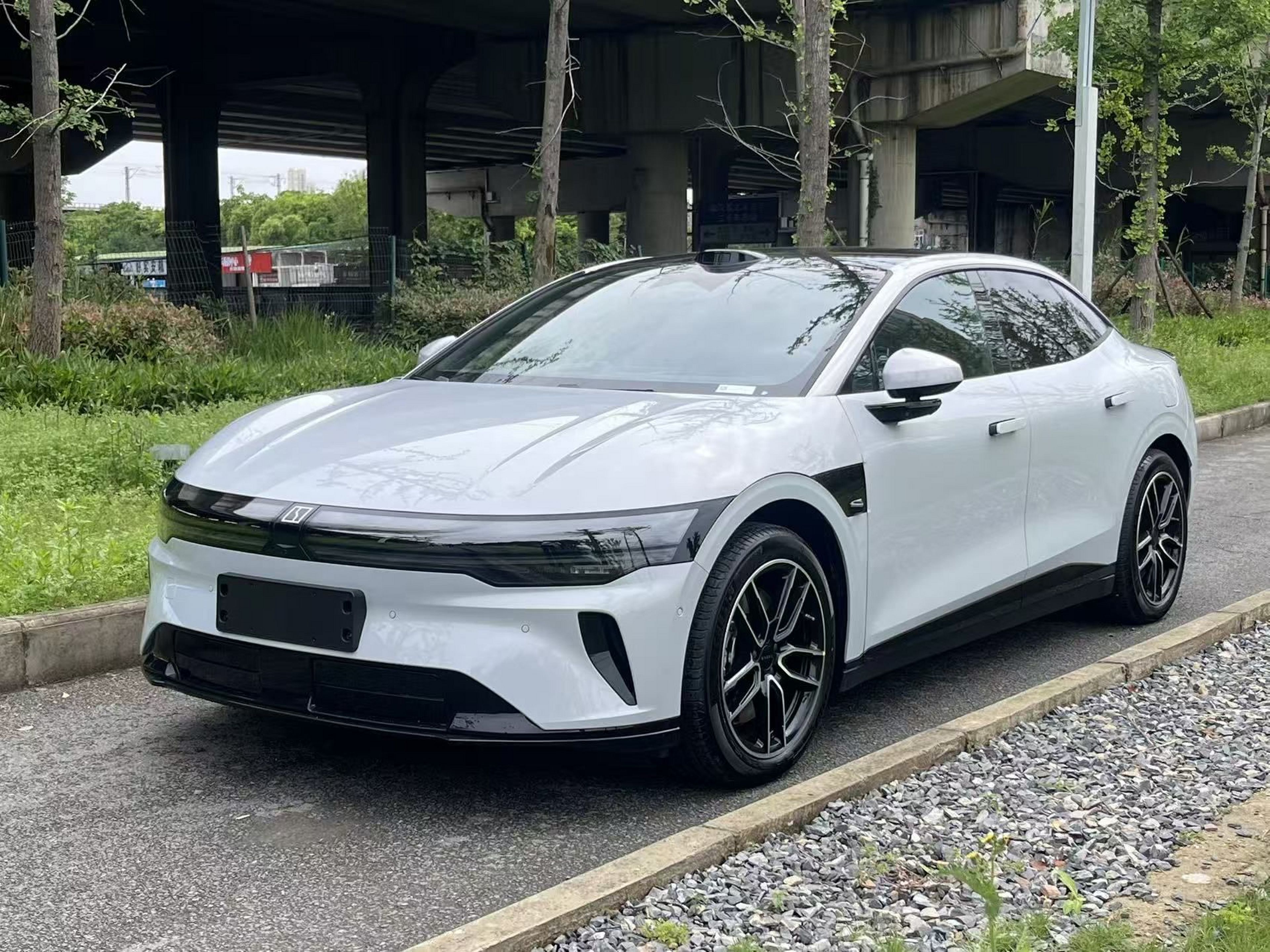 Под передней частью автомобиля