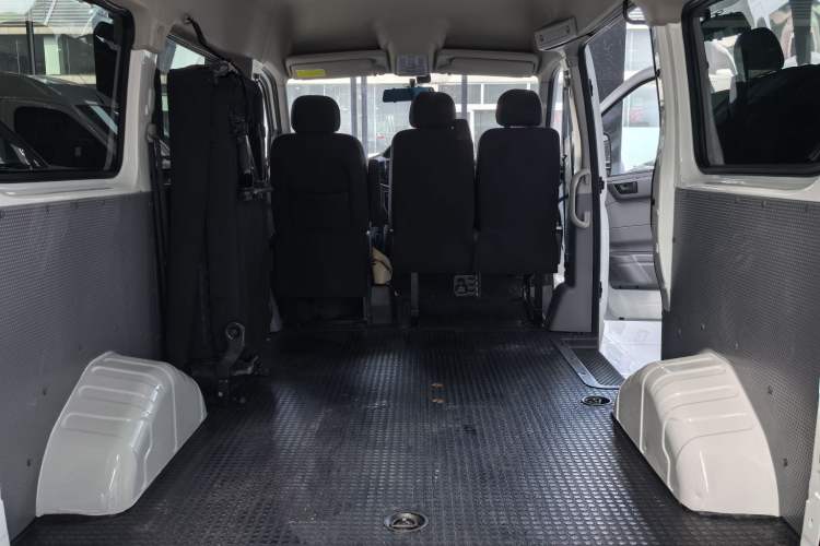 Used SAIC MAXUS Xintu V80 2023 2.0T AMT Classic Aoyuntong Short Wheelbase Mid-Roof 5/6-Seater Interior 6