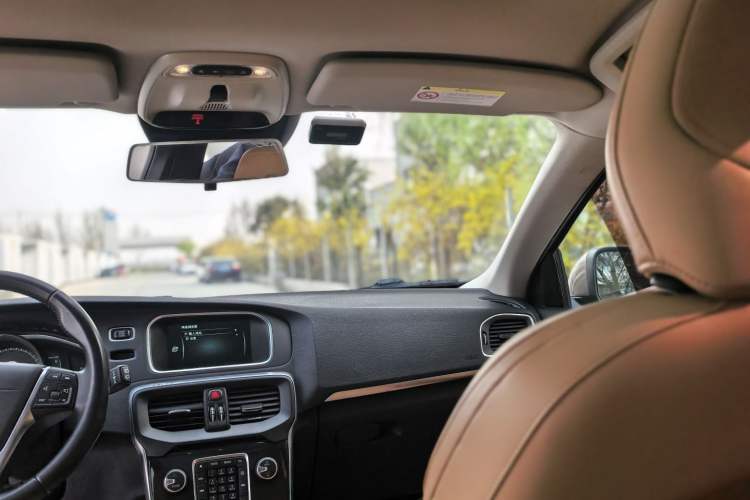 Used Volvo V40 2017 T3 Zhiyi Edition
