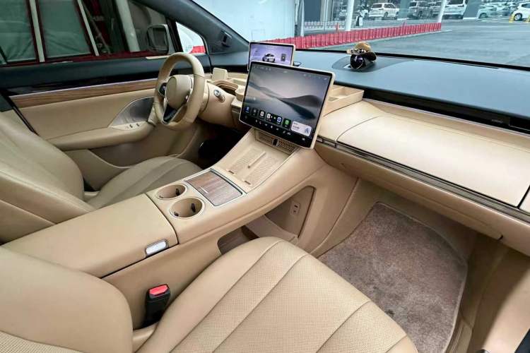 Used Hima Luxeed R7 2024 All-Electric 802 km Max
