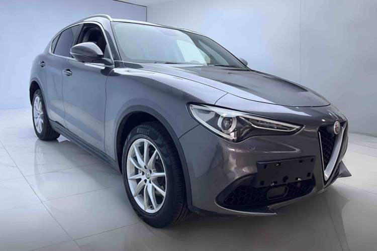 Used Alfa Romeo Stelvio 2017 2.0T 200HP Luxury Edition Exterior 2