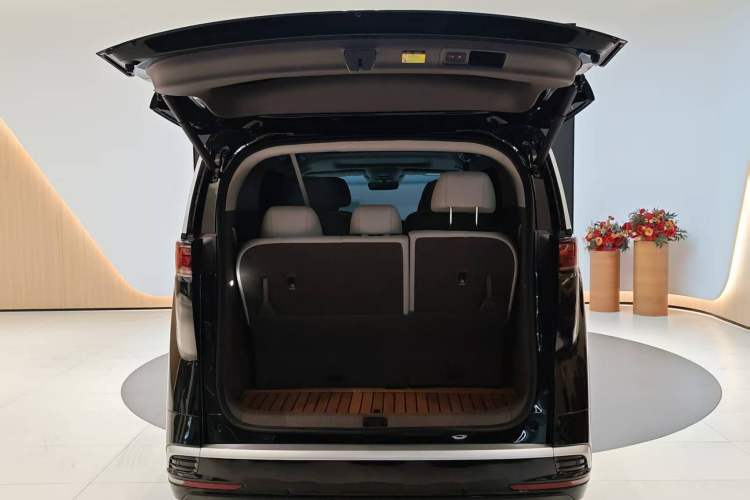 Used Denza D9 2022 EV 600 Four-Wheel Drive Prestige Model