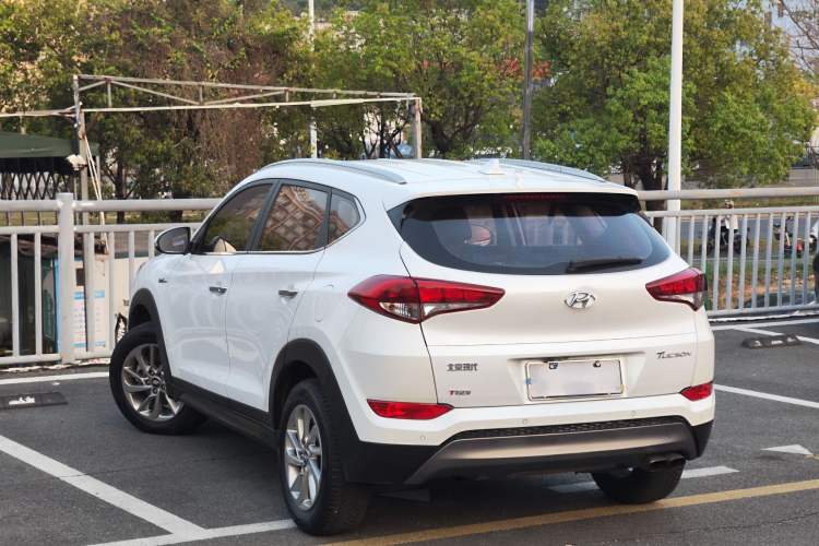 Used Hyundai Tucson 2015 1.6T Dual-Clutch Two-Wheel-Drive Smart Model Exterior 5