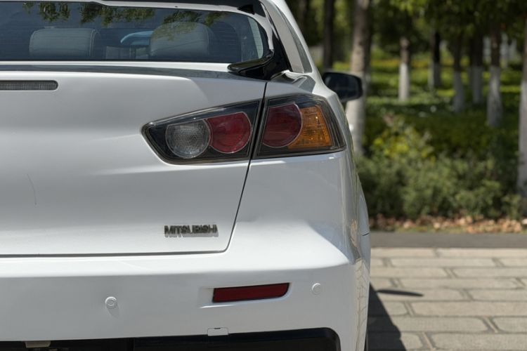 Used Mitsubishi Lancer EX 2016 1.8L Manual Black-and-White Retro Edition Exterior 3