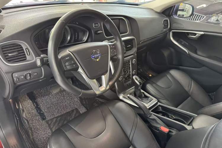 Used Volvo V40 2016 T3 Zhiyi Edition
