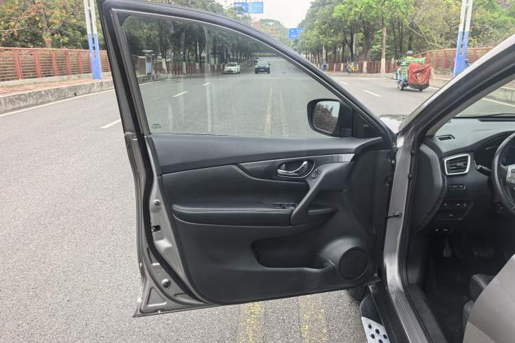 Used Nissan X-Trail 2014 2.5L CVT Luxury Edition 4WD Interior 8