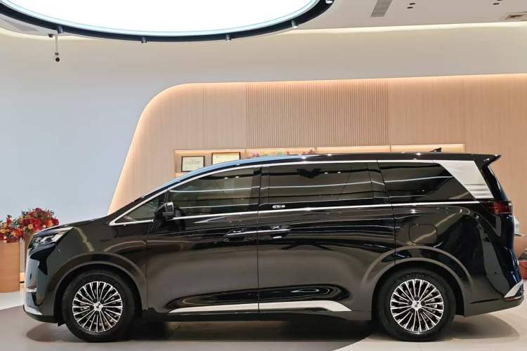 Used Denza D9 2022 EV 600 Four-Wheel Drive Prestige Model