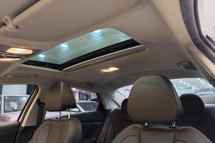 Used Hyundai Elantra 2023 1.5L CVT LUX Prestige Edition Interior 1