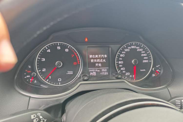 Used Audi Q5 2015 40 TFSI Trendy Edition Odometer Close Up