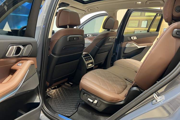 Used BMW X7 2023 xDrive40i Luxury Package with Leading Features