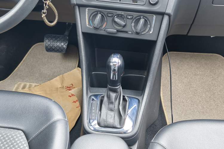 Used Volkswagen Santana 2015 Haval H6 1.6L Automatic Comfort Model Interior 5