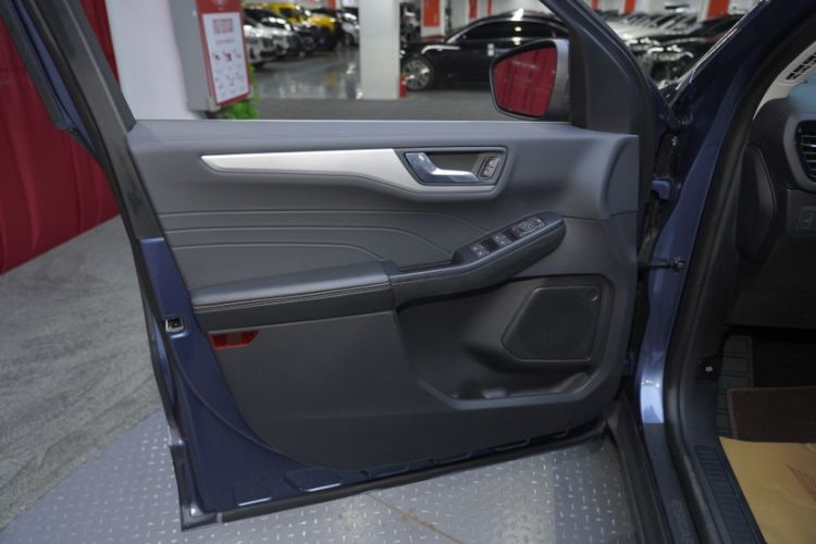 Used Ford Escape 2024 EcoBoost 245 Two-Wheel-Drive Titanium Edition
