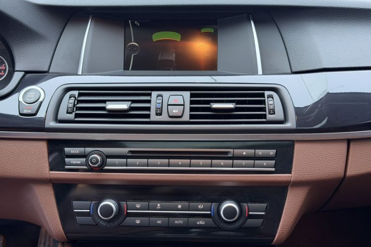 Used BMW 5 Series 2014 520Li Elegant Model
