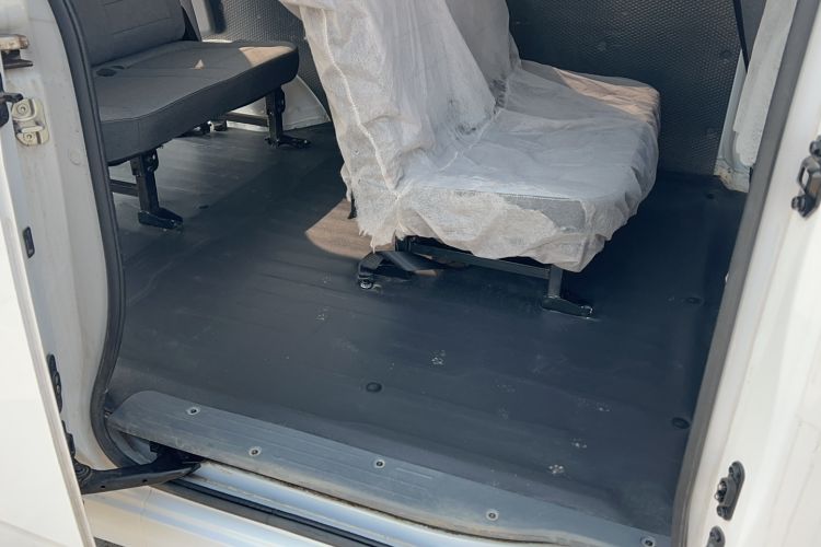 Used Wuling Yangguang 2024 300KM Comfort Version Passenger Van 75kW