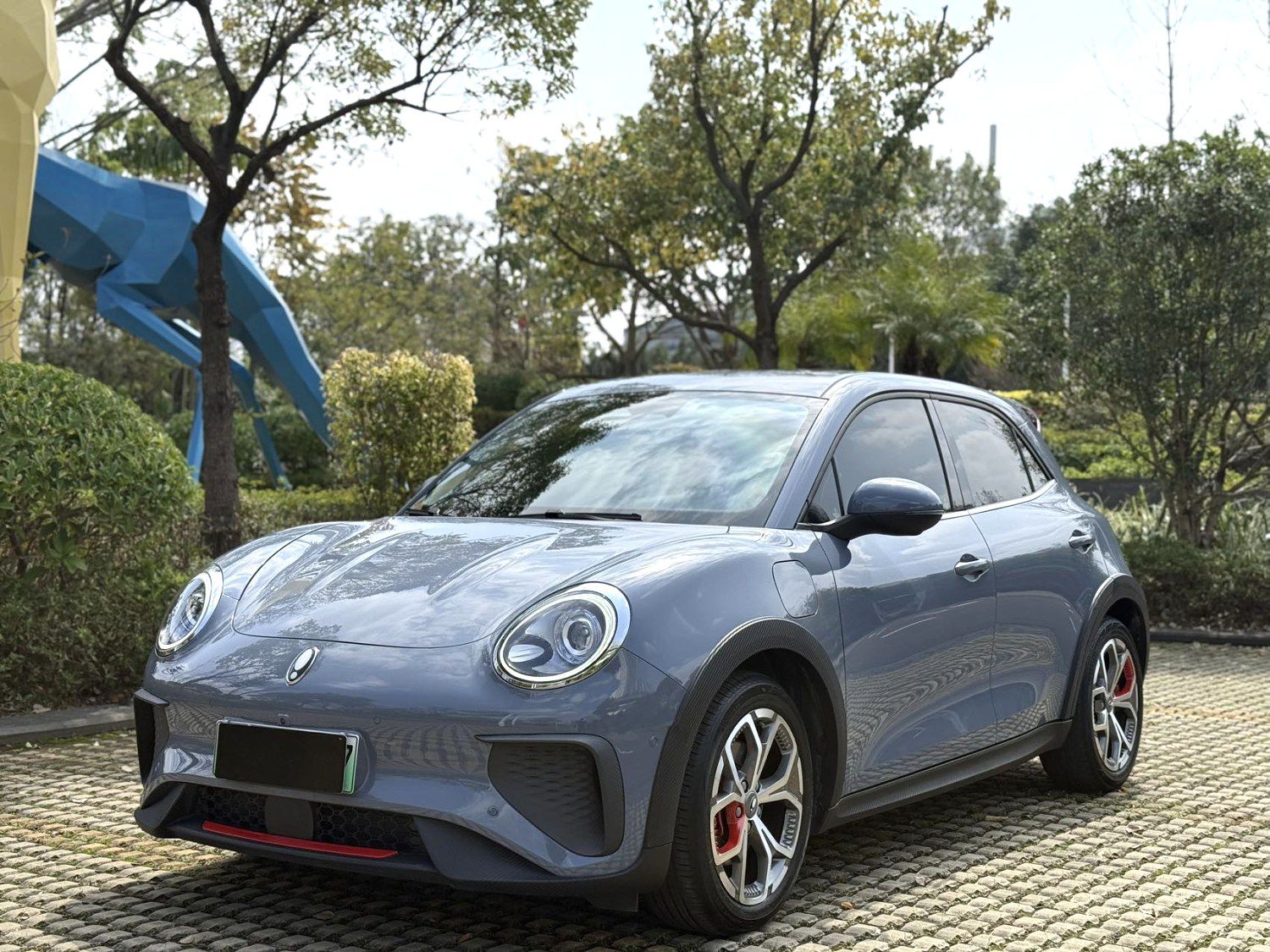 Под передней частью автомобиля