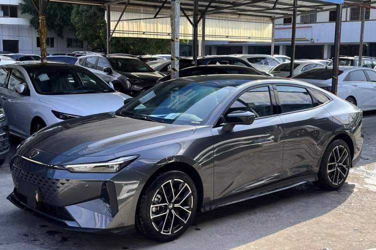 Used Changan UNI-V iDD 2024 Blue Whale Smart Electric iDD 136km ZhiKu Model