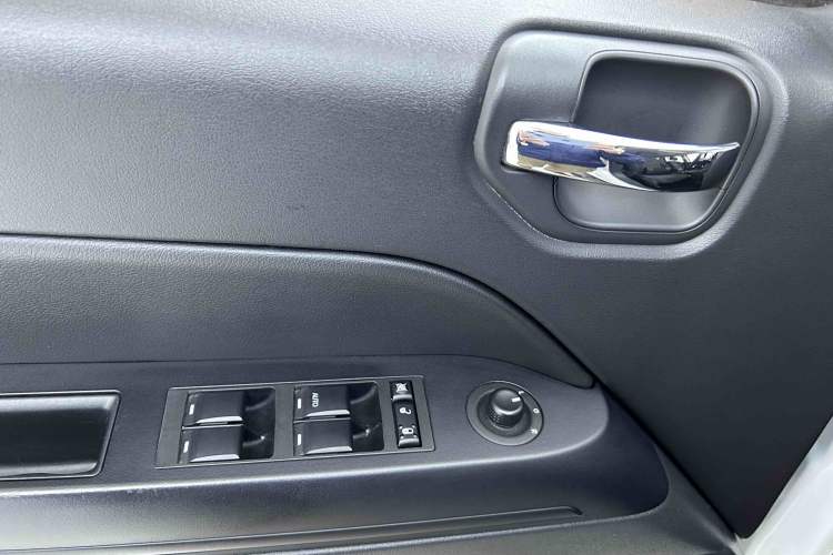 Used Jeep Compass 2015 2.0L two-wheel drive sport version Interior 7