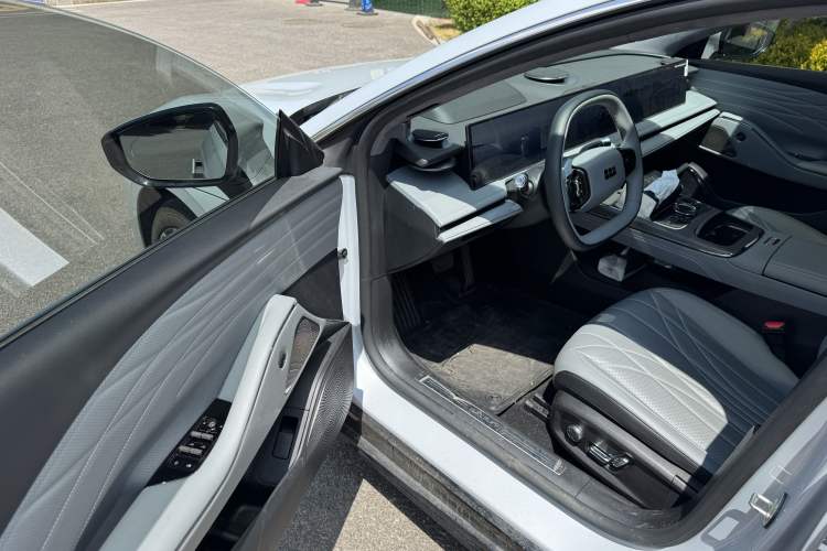 Used Geely Galaxy E8 2025 700 km Long-Range Intelligent Driving Version
