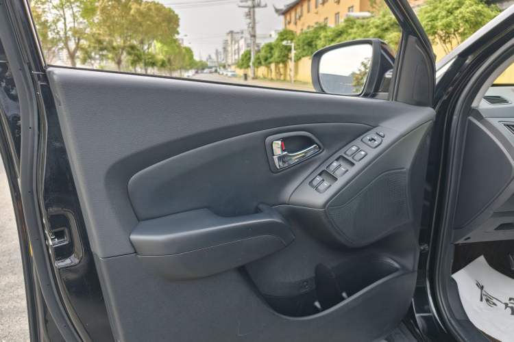 Used Hyundai ix35 2015 2.0L Automatic 2WD Smart Type China IV Interior 3