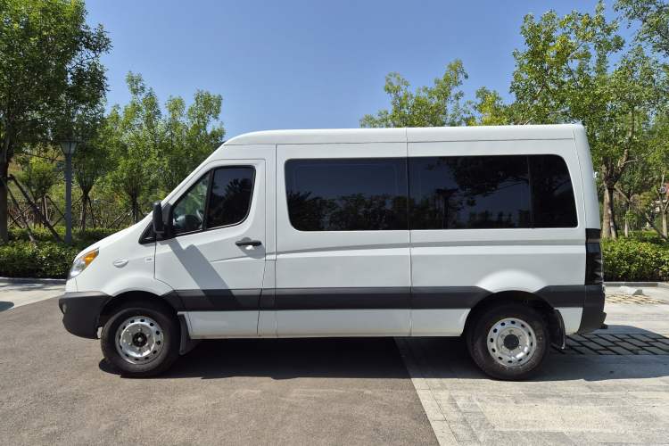 Used JAC Sunray 2022 2.0T Fuel-Efficient King PLUS Express Version Mid-axle 5-6 Seats HFC4DB3-2E4
