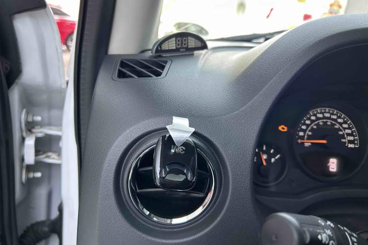 Used Jeep Compass 2015 2.0L two-wheel drive sport version Interior 6