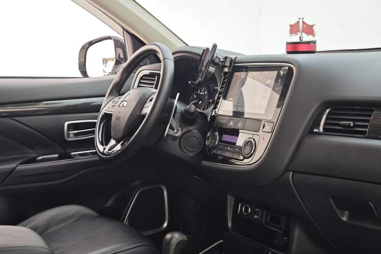 Used Mitsubishi Outlander 2019 2.4L 4x4 Zhi Xiang Edition 5 Seats China VI Standard
