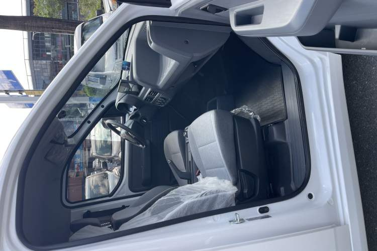 Used Wuling Yangguang 2024 300KM Comfort Version Passenger Van 75kW