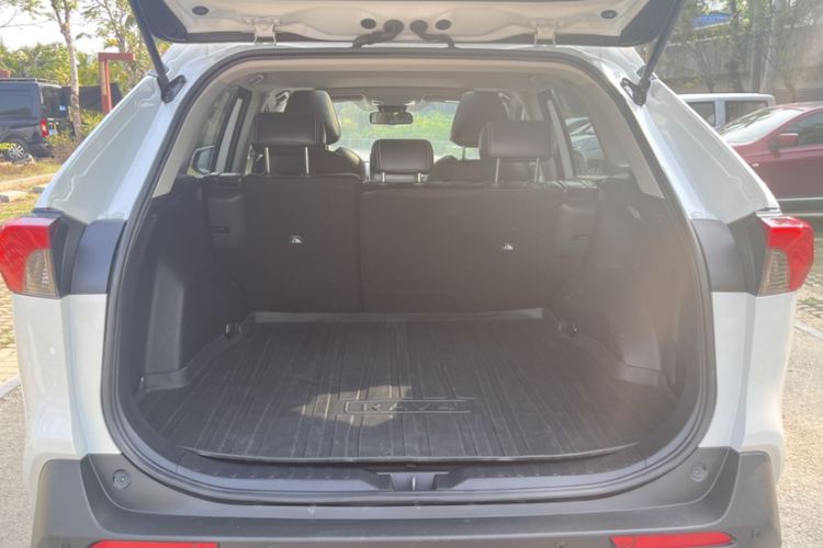 Used Toyota RAV4 2021 2.0L CVT Two-Wheel Drive Fashion Edition Interior 4