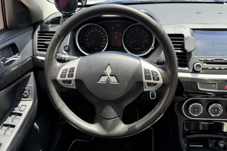 Used Mitsubishi Lancer EX 2016 1.8L Manual Black-and-White Retro Edition Steering Wheel