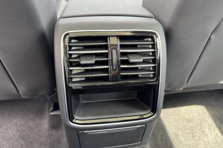 Used Volkswagen Magotan 2023 2 Million Units Limited-Edition 280TSI DSG Comfort Version Interior 4