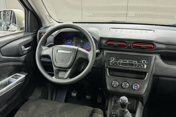 Used Dongfeng Fengon 380 2022 1.5L Comfort-Class Passenger Vehicle (Steel Spring) with 5 Seats