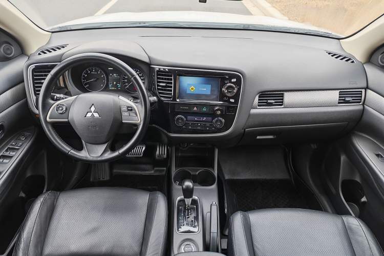 Used Mitsubishi Outlander 2014 2.4L 4x4 Deluxe Value Edition 7 Seats