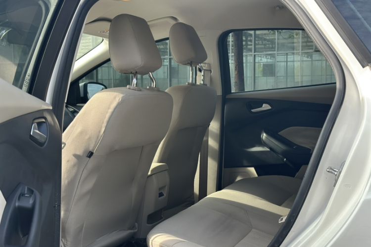 Used Ford Focus 2017 Sedan 1.6L Automatic Comfort Plus SmartDrive Edition Interior 12