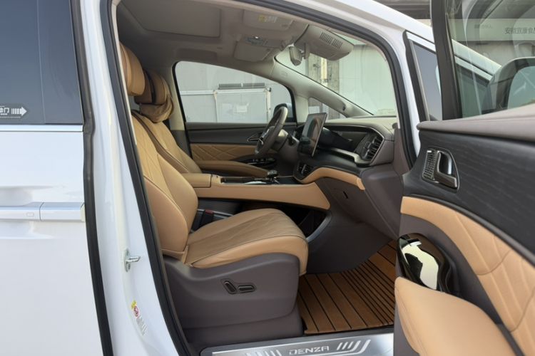 Used Denza D9 2022 DM-i 970 Four-Wheel Drive Flagship Model Interior 4