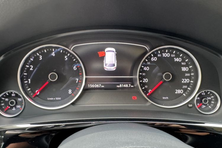 Used Volkswagen Touareg 2016 3.0 TSI Standard Version Odometer Close Up