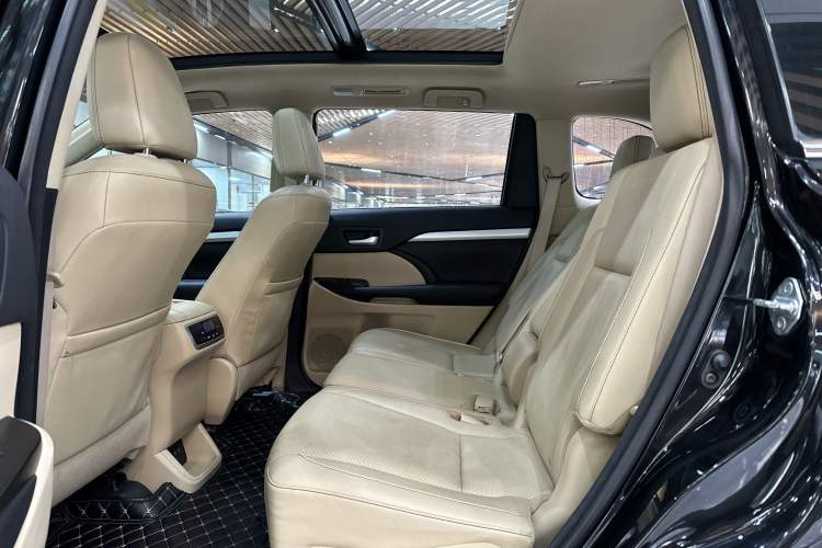 Used Toyota Highlander 2018 2.0T Four-Wheel Drive Luxury Edition 7 Seats China V Emission Standard Interior 2