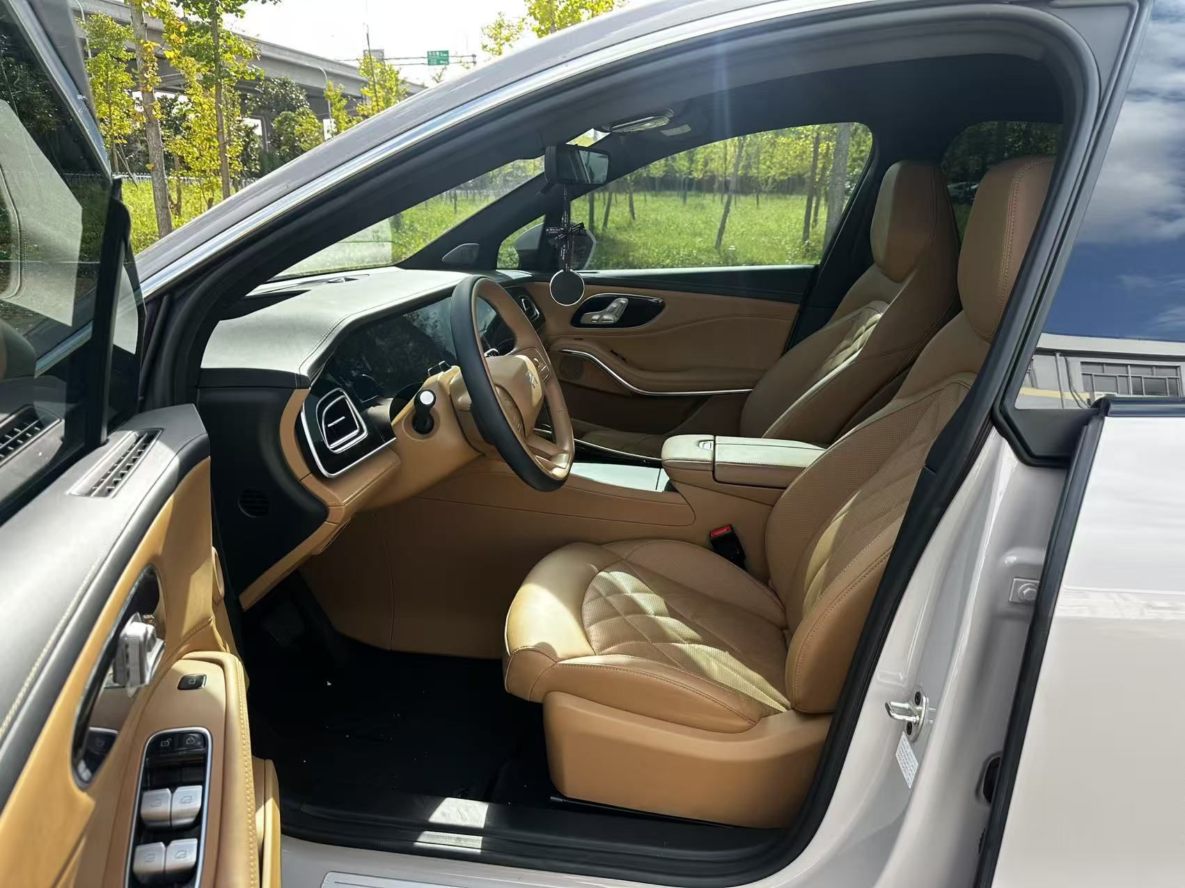 Переднее сиденье в автомобиле